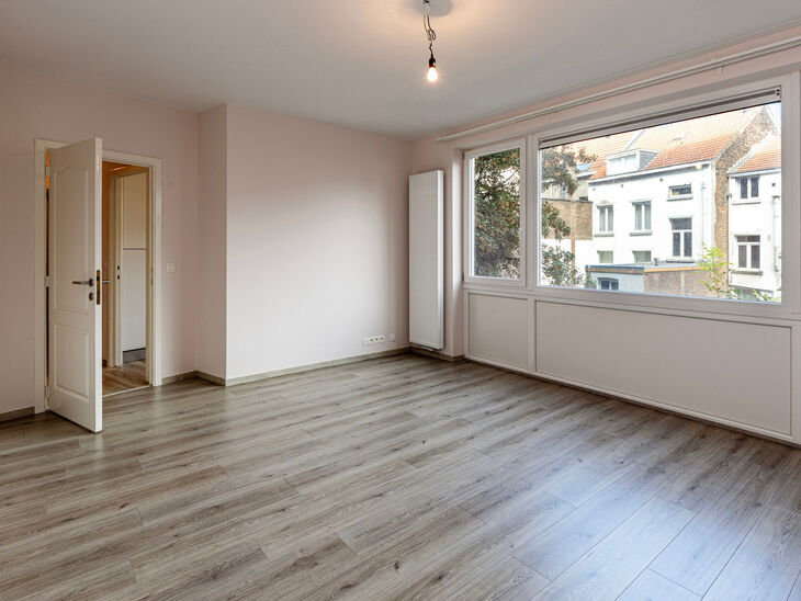 Découvrez cet appartement d'une chambre magnifiquement rénové, situé dans un endroit calme mais central. Situé au premier étage, loin de l'agitation de la rue, cet appartement offre un équilibre parfait entre sérénité et accessibilité.

L'appar