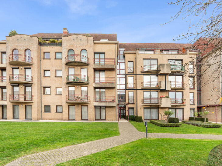 Cet appartement de deux chambres est situ&eacute; au deuxi&egrave;me &eacute;tage d&rsquo;une copropri&eacute;t&eacute; de standing, bien entretenue, entour&eacute;e de verdure et de calme. Malgr&eacute; cette situation paisible, les commerces, les transports en commun et autres commodit&eacute;s se trouve
