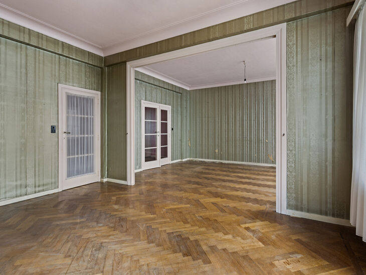 Cet élégant appartement d'une chambre avec 2 terrasse et deux greniers spacieux est situé au deuxième étage d'une copropriété idéalement située dans le quartier européen, entre Schuman et le Parc de Bruxelles.

L'appartement est agencé comme su