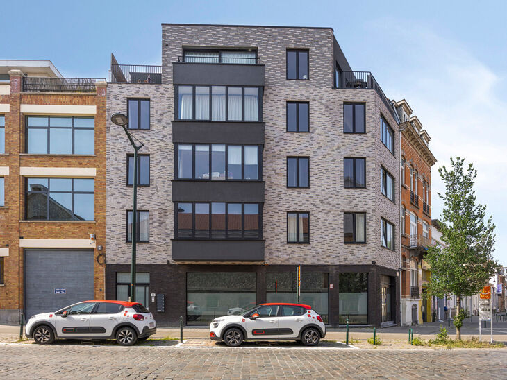 Ce superbe appartement d'une chambre, construit en 2019, combine le confort moderne avec un emplacement exceptionnel, à deux pas de Tour & Taxis. Situé au premier étage d'une copropriété de petite taille avec de faibles charges, cet appartement offre