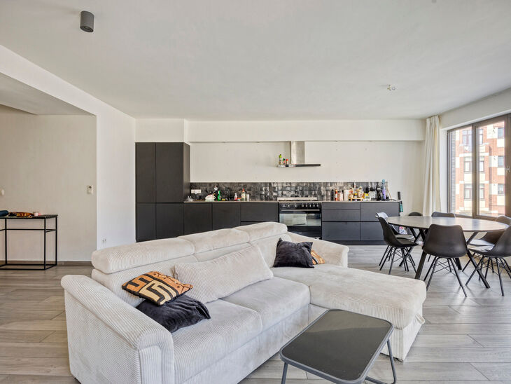 Ce superbe appartement d'une chambre, construit en 2019, combine le confort moderne avec un emplacement exceptionnel, à deux pas de Tour & Taxis. Situé au premier étage d'une copropriété de petite taille avec de faibles charges, cet appartement offre