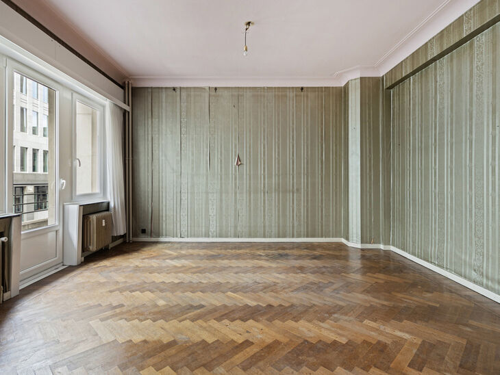 Cet élégant appartement d'une chambre avec 2 terrasse et deux greniers spacieux est situé au deuxième étage d'une copropriété idéalement située dans le quartier européen, entre Schuman et le Parc de Bruxelles.

L'appartement est agencé comme su