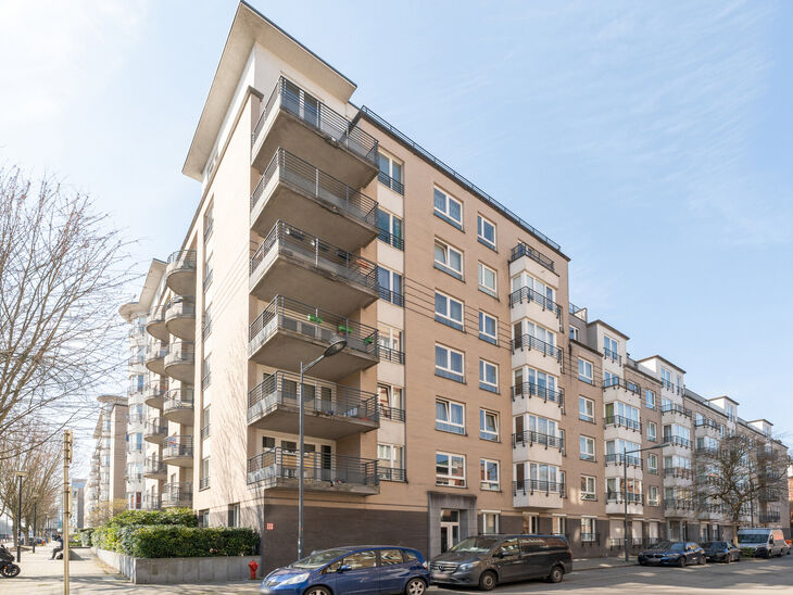 Ce lumineux appartement 1 chambre b&eacute;n&eacute;ficie d&rsquo;une excellente situation dans le quartier recherch&eacute; &laquo; La Chasse &raquo; &agrave; Etterbeek, &agrave; distance de marche des campus de la VUB et de l&rsquo;ULB, et &agrave; la fronti&egrave;re de Woluwe-Saint-Pierre (Chant d&rsquo;Oiseau) et