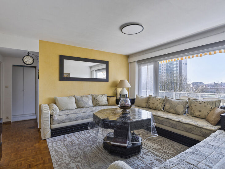 Cet appartement lumineux avec deux chambres et une terrasse de 16 m² se situe au 4e étage et offre une belle vue verdoyante. Situé dans un quartier résidentiel calme, vous profitez ici de confort et d’intimité.

Le hall d’entrée avec placards in