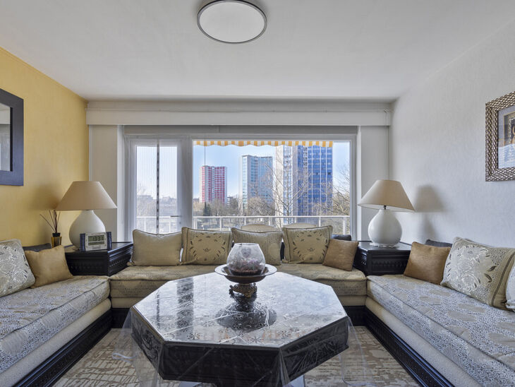 Cet appartement lumineux avec deux chambres et une terrasse de 16 m² se situe au 4e étage et offre une belle vue verdoyante. Situé dans un quartier résidentiel calme, vous profitez ici de confort et d’intimité.

Le hall d’entrée avec placards in