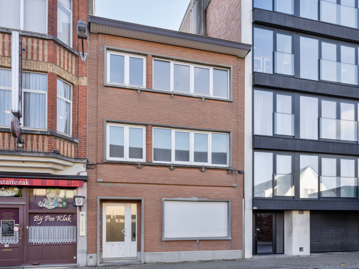 Ce duplex au deuxième étage dispose de 2 chambres, 2 salles de bains, 2 toilettes et une terrasse orientée sud-ouest. Il est situé dans une petite copropriété de seulement trois appartements.

Depuis le hall d’entrée, vous accédez à l’espace 