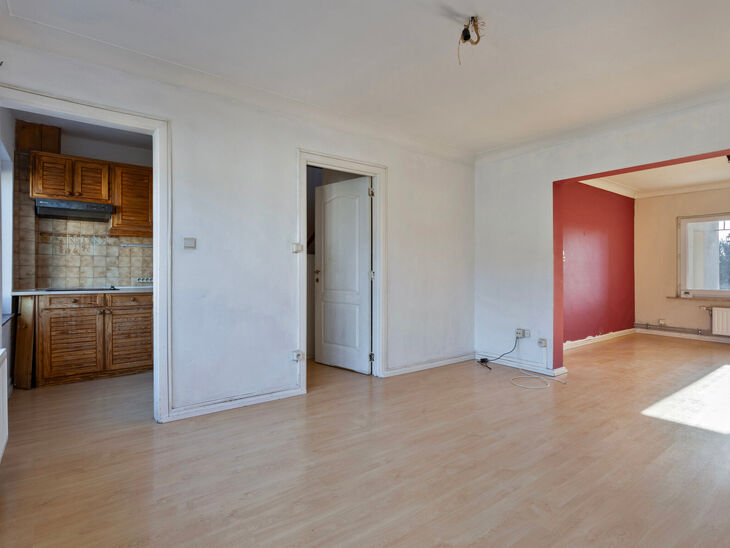 Ce duplex au deuxième étage dispose de 2 chambres, 2 salles de bains, 2 toilettes et une terrasse orientée sud-ouest. Il est situé dans une petite copropriété de seulement trois appartements.

Depuis le hall d’entrée, vous accédez à l’espace 