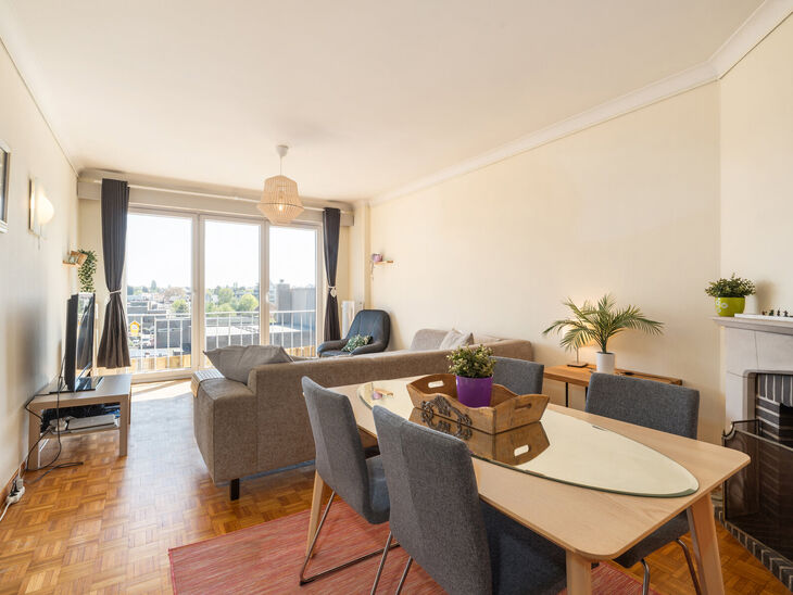 Cet appartement enti&egrave;rement pr&ecirc;t &agrave; emm&eacute;nager, situ&eacute; au 5ᵉ &eacute;tage, dispose de 2 chambres et b&eacute;n&eacute;ficie d&rsquo;une vue spectaculaire sur le centre de Strombeek.
Gr&acirc;ce &agrave; son excellent certificat PEB C, cet appartement combine confort et efficacit&eacute; &eacute;