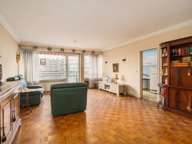 Cet appartement lumineux d&rsquo;une chambre est id&eacute;alement situ&eacute; au 6ᵉ &eacute;tage d&rsquo;une copropri&eacute;t&eacute; bien entretenue.
Il dispose de deux terrasses, d&rsquo;un emplacement de parking souterrain (obligatoire &agrave; l&rsquo;achat au prix de 15.000 &euro;) ainsi que d&rsquo;une