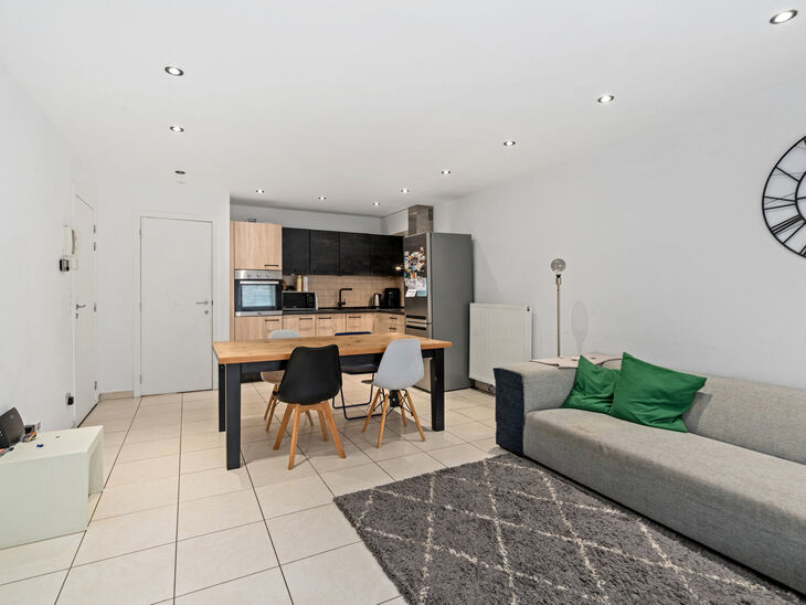 Cet appartement pr&ecirc;t &agrave; emm&eacute;nager avec 2 chambres et 1 salle de bain est situ&eacute; dans un environnement calme et r&eacute;sidentiel, avec une localisation strat&eacute;gique &agrave; proximit&eacute; des transports en commun et &agrave; courte distance du Parc Elisabeth.

En entrant d