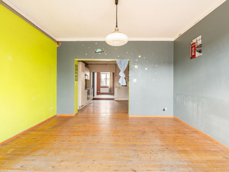 Cet appartement est id&eacute;alement situ&eacute; au 2ᵉ &eacute;tage d&rsquo;un immeuble &agrave; taille humaine, &agrave; deux pas de la Basilique de Koekelberg et du parc Elisabeth.
D&rsquo;un point de vue technique, l&rsquo;appartement est en ordre : il dispose d&rsquo;une chaudi&egrave;re au gaz ind