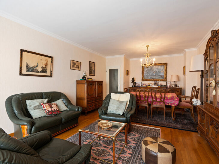 Ce spacieux appartement de 2 chambres, avec 2 terrasses, un garage ferm&eacute; et un emplacement de parking, est situ&eacute; au troisi&egrave;me &eacute;tage d'une copropri&eacute;t&eacute; bien entretenue.

AGENCEMENT :
Le hall d'entr&eacute;e m&egrave;ne &agrave; un s&eacute;jour lumineux avec espace salle &agrave; 