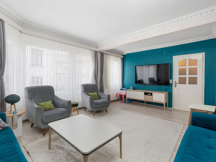 Cet appartement entièrement rénové avec goût et prêt à emménager, comprenant deux chambres et terrasse, est situé au deuxième étage d’un immeuble bien entretenu, à une localisation particulièrement privilégiée, à distance de marche de Tou