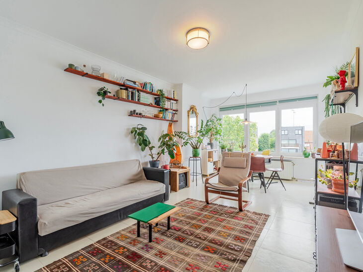 Cet appartement contemporain, entièrement prêt à emménager, avec deux chambres, est situé dans une petite copropriété à Strombeek-Bever.
Il dispose d’une terrasse orientée sud-est et de deux caves pratiques pour un espace de rangement suppléme