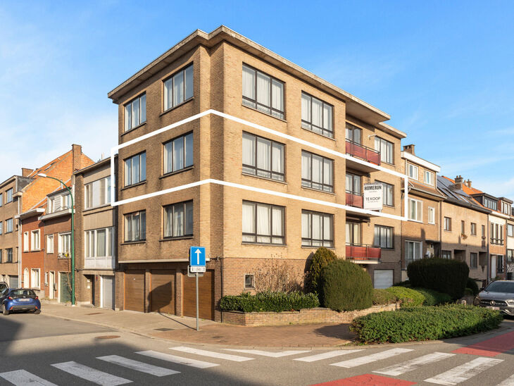Ce lumineux appartement d&rsquo;angle avec 3 chambres et 2 salles de bains, garage et cave est situ&eacute; dans une petite copropri&eacute;t&eacute; de seulement 3 appartements.
Gr&acirc;ce &agrave; sa situation id&eacute;ale, le bien b&eacute;n&eacute;ficie d&rsquo;un acc&egrave;s ais&eacute; vers Bruxelles et le Ring 