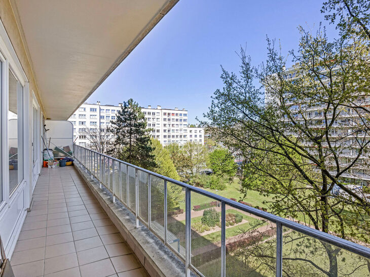 Cet appartement de deux chambres avec une grande terrasse orientée ouest de 18 m² est situé à un emplacement de choix dans le quartier Roodebeek, à proximité immédiate de la gare et de la station de métro Roodebeek, juste derrière le célèbre Wo