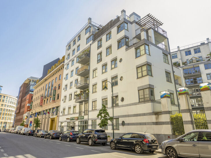 Prachtig gelegen appartement met twee slaapkamers en een charmant terras.
Dit appartement bevindt zich op slechts 190 meter van de bruisende Nieuwstraat en op een korte 900 meter van de historische Grote Markt van Brussel.

De locatie kan niet centraler d