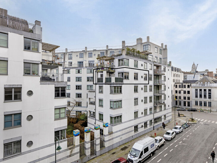 Dit ruime hoekappartement op de 4e verdieping heeft 2 slaapkamers, een royaal terras van maar liefst 15m², een kelder en een ondergrondse parkeerplaats.

Het is gelegen in het bruisende hart van Brussel. Op slechts 190 meter van de Nieuwstraat en 900 met