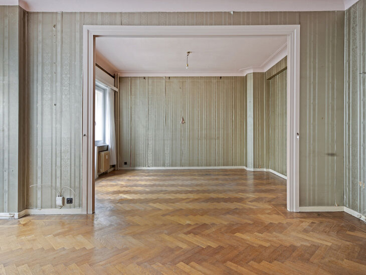 Dit stijlvolle appartement met één slaapkamer, terras en twee ruime zolderbergingen bevindt zich op de tweede verdieping van een uitstekend gelegen gebouw in de Europese wijk, tussen Schuman en het Warandepark.

Het appartement is als volgt ingedeeld: B