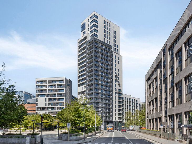 Dit ruime appartement met 3 slaapkamers, 2 badkamers, 2 terrassen, een kelderruimte en een ondergrondse autostaanplaats bevindt zich op de 7de verdieping van de prestigieuze Residentie BELVIEW, in het hart van de Europese wijk.
Dankzij de hoekligging en d