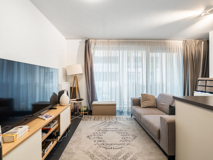 Dit recent gebouwde appartement met 1 slaapkamer geniet een uitstekende locatie, recht tegenover de trendy Kanaalwijk en in de buurt van Tour & Taxis en het Rogierplein.

Gelegen op de 3de verdieping, biedt het appartement een zuidoostelijk geori&euml;nteerd 