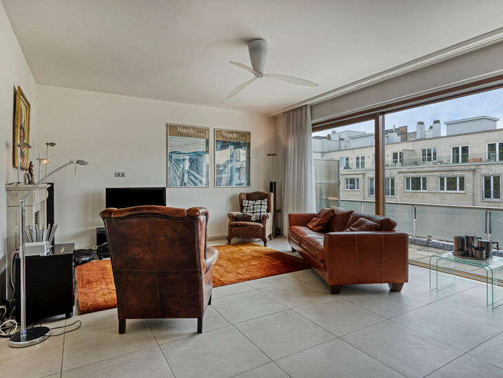Dit prachtig afgewerkte 2-slaapkamer appartement, gelegen in de gewilde Solbosch-wijk, biedt een unieke kans om te wonen nabij het groene Ter Kamerenbos, de Abdij Ter Kameren en de prestigieuze Louisalaan. Het appartement bevindt zich op de vierde verdiep