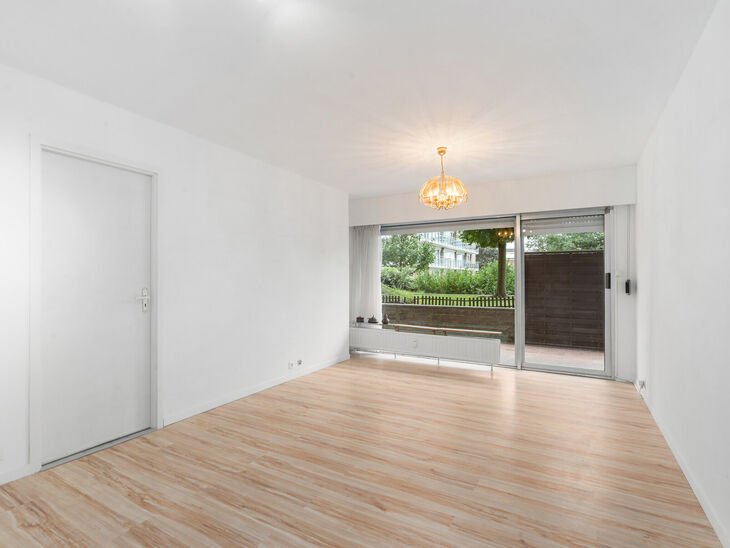 Dit gelijkvloers appartement met 1 slaapkamers en ruim terras (20m&sup2;) met uitzicht op een parkachtige gemeenschappelijke tuin en kelder is gelegen in een residenti&euml;le wijk.
Het appartement ligt in een rustige, groene woonwijk in Evere, met alle voorzieni