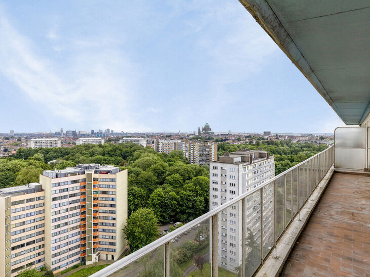 Dit appartement met twee slaapkamers en een ruim terras van 15m² bevindt zich op de 18e verdieping en biedt een fenomenaal panoramisch uitzicht over Brussel.
Gelegen in een groene, residentiële omgeving, geniet u hier van rust en comfort.

Bij binnenkom