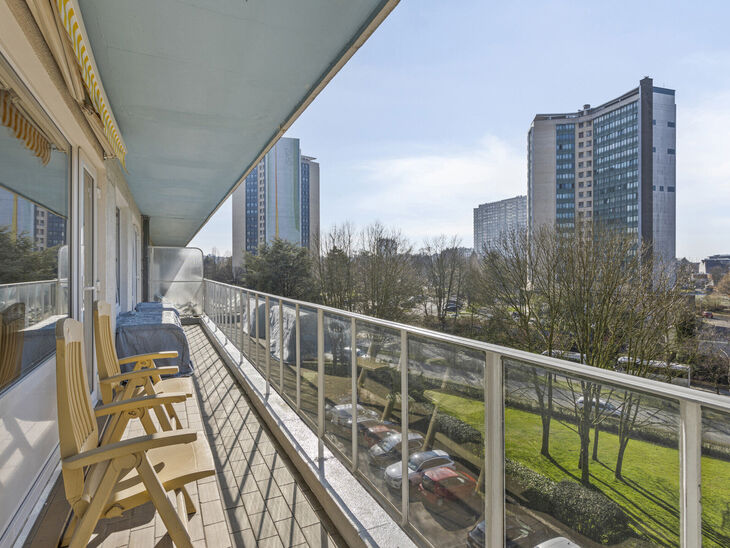 Dit lichtrijke appartement met twee slaapkamers en een terras van 16 m² bevindt zich op de vierde verdieping en biedt een mooi, groen uitzicht. Gelegen in een rustige, residentiële buurt, geniet u hier van privacy en comfort.

De inkomhal met ingebouwde