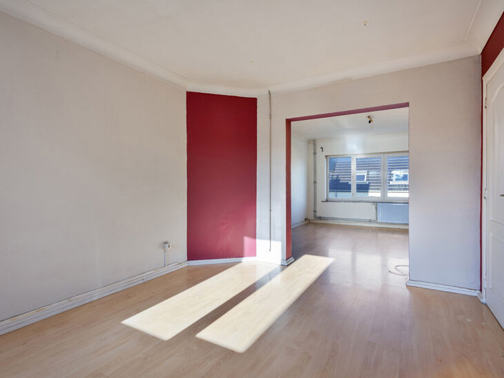 Dit duplexappartement op de tweede verdieping beschikt over 2 slaapkamers, 2 badkamers, 2 toiletten en een terras op het zuidwesten. Het is gelegen in een kleinschalige mede-eigendom met slechts drie appartementen.

Via de inkomhal komt u terecht in de ru