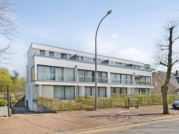 Unieke kans: Instapklaar gelijkvloers appartement met twee slaapkamers, twee terrassen, een privatieve tuin en een grote gemeenschappelijke tuin met vijver. Gelegen in een kleinschalige residentie met slechts acht appartementen, op wandelafstand van het c