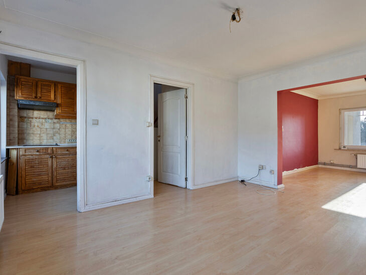 Dit duplexappartement op de tweede verdieping beschikt over 2 slaapkamers, 2 badkamers, 2 toiletten en een terras op het zuidwesten. Het is gelegen in een kleinschalige mede-eigendom met slechts drie appartementen.

Via de inkomhal komt u terecht in de ru