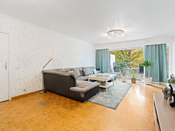 Dit instapklare appartement met drie slaapkamers is centraal gelegen aan het dorpsplein van Strombeek-Bever, met tal van voorzieningen in de directe omgeving en op wandelafstand. Brussel is zeer snel en eenvoudig bereikbaar. Het beschikt over een mooi zui