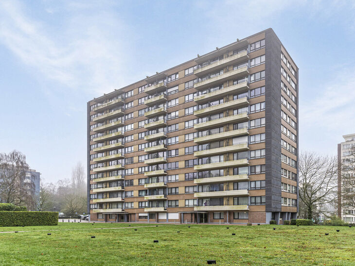 Dit ruime en instapklare hoek appartement op een uitstekende locatie in Jette biedt maar liefst 3 slaapkamers en twee aangename terrassen van 7,5 m² en 4,5 m².

Indeling:

Via de inkomhal heb je toegang tot de verschillende ruimtes van het appartement. 