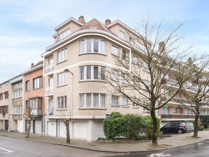 Instapklaar en lichtrijk hoekappartement met 1 slaapkamer, prachtig uitzicht op het Dielegembos, een oostgericht terras en een kelder.
Gelegen in een kleinschalige mede-eigendom met lift, op wandelafstand van winkels, openbaar vervoer en het station.

IND