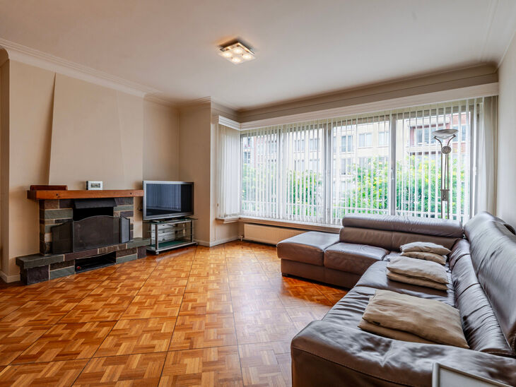 Dit lichtrijke appartement met 3 slaapkamers, een kelder en een mooi overdekt terras met uitzicht op de Brusselse skyline bevindt zich op de derde verdieping van een verzorgd appartementsgebouw, vlak bij de historische Basiliek van Koekelberg en het Elisa