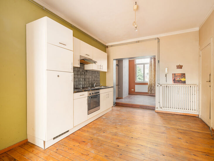 Dit appartement is uitstekend gelegen op de 2de verdieping van een kleinschalig appartementsgebouw, op een boogscheut van de Basiliek van Koekelberg en het Elisabethpark.
Technisch is het appartement in orde: Het beschikt over een eigen gasketel, een guns