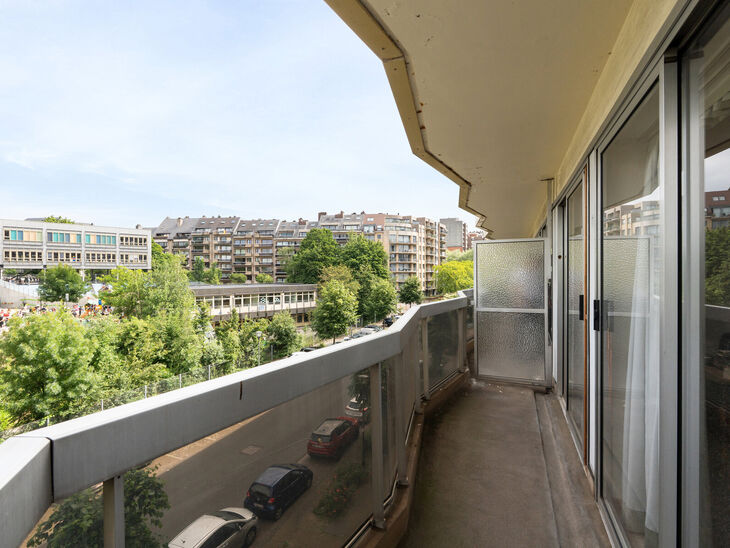 Dit ruime appartement met 2 slaapkamers, 2 terrassen, garagebox en staanplaats is gelegen op de derde verdieping van een goed onderhouden mede-eigendom.

INDELING:
Via de inkomhal bereikt men de lichtrijke woonkamer met aansluitende eetruimte en een apart