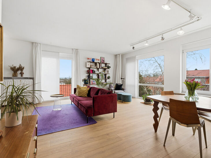 Dit lichtrijke en instapklare hoekappartement met 2 slaapkamers en 1 badkamer bevindt zich op de 3de verdieping van een kleinschalige mede-eigendom. Het appartement is gunstig gelegen nabij het Park van Laken, in een gegeerde en residenti&euml;le wijk, met ee