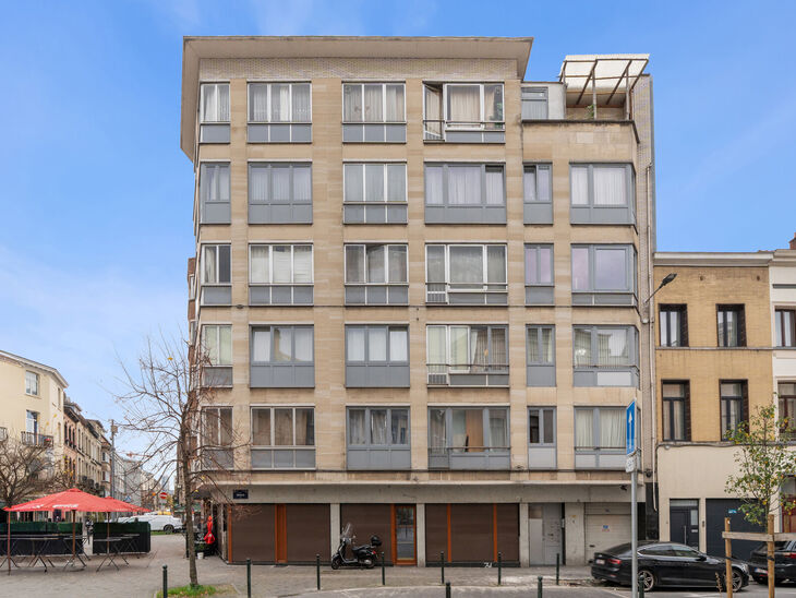 Dit volledig instapklare en smaakvol gerenoveerde appartement met 2 slaapkamers en terras bevindt zich op de
tweede verdieping van een verzorgd gebouw, op een uiterst gunstige locatie op wandelafstand van Tour & Taxis en de levendige Kanaalwijk.
De buurt 