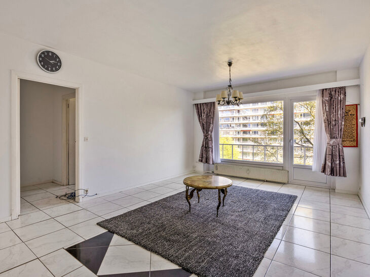 Dit appartement met twee slaapkamers en een ruim westgericht terras van 18 m² ligt op een toplocatie in de wijk Roodebeek, vlak bij het trein- en metrostation Roodebeek en achter het befaamde Woluwe Shopping Center. Het gebouw bevindt zich in een groene,