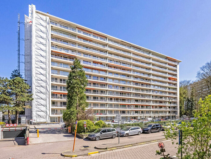 Dit appartement met twee slaapkamers en een ruim westgericht terras van 18 m² ligt op een toplocatie in de wijk Roodebeek, vlak bij het trein- en metrostation Roodebeek en achter het befaamde Woluwe Shopping Center. Het gebouw bevindt zich in een groene,