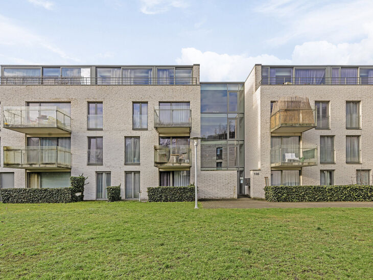Dit uitstekend gelegen hoekappartement met twee slaapkamers, twee badkamers en twee zuidgerichte terrassen is gelegen in een groene en rustige omgeving, achteraan in een goed beheerde residentie en op afstand van de straat. Dankzij de hoekligging geniet h