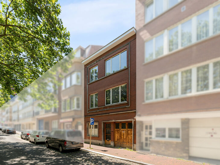 Tweegezinswoning bestaande uit een appartement en een duplex appartement, met garage, tuin en terrassen.
Het gebouw heeft in totaal 8 slaapkamers en 3 badkamers.

INDELING:
Op de eerste verdieping bevindt zich een appartement met &eacute;&eacute;n slaapkamer en een t