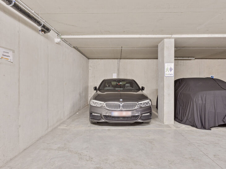Deze parkeerplaats bevindt zich in een recent gebouw (2018), ideaal gelegen in het bruisende centrum van Brussel nabij het zakendistrict. 
Dankzij de strategische ligging biedt deze staanplaats een uitstekende oplossing voor zowel bewoners als pendelaars 