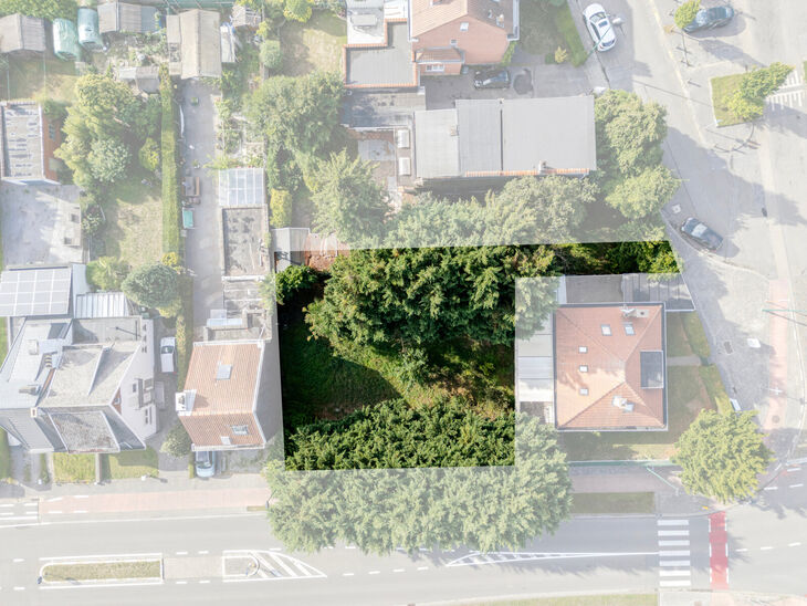 Mooi breed perceel van 5a 51ca voor bebouwen met een meergezinswoning bestaande uit maximum twee bouwlagen onder de kroonlijst, met hellend dak. Extra documenten op aanvraag.