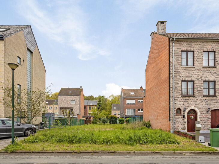 Deze bouwgrond, met een oppervlakte van 308m², bevindt zich in de Vilvoordse Faubourg-wijk. 
Met een straatbreedte van 11m en een diepte van 28m biedt het de mogelijkheid tot het bouwen van een woning met een gevelbreedte van 8m. Het perceel is west geo