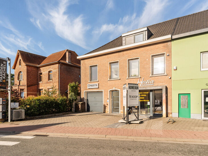 Ce rez-de-chauss&eacute;e commercial, situ&eacute; le long d&rsquo;un axe &agrave; fort passage, combine un espace commercial, un entrep&ocirc;t, un garage et des espaces ext&eacute;rieurs.

Avec une superficie d&rsquo;environ 148 m&sup2;, une vitrine offrant une belle visibilit&eacute; et un jardin, 