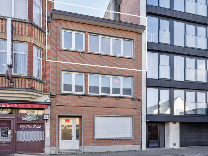 Dit duplexappartement op de tweede verdieping beschikt over 2 slaapkamers, 2 badkamers, 2 toiletten en een terras op het zuidwesten. Het is gelegen in een kleinschalige mede-eigendom met slechts drie appartementen.

Via de inkomhal komt u terecht in de ru