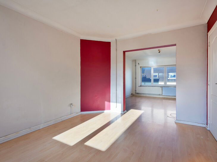 Dit duplexappartement op de tweede verdieping beschikt over 2 slaapkamers, 2 badkamers, 2 toiletten en een terras op het zuidwesten. Het is gelegen in een kleinschalige mede-eigendom met slechts drie appartementen.

Via de inkomhal komt u terecht in de ru